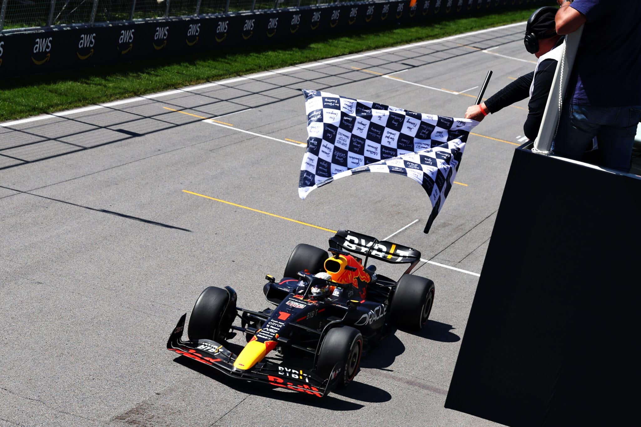 - Chequered Flag in F1 Racing: The End of the Race and Victory